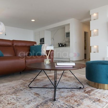 Villa Smaragd - Opal - Luxury Apt With Shared Pool And Private Hot Tub Makarska Exteriör bild