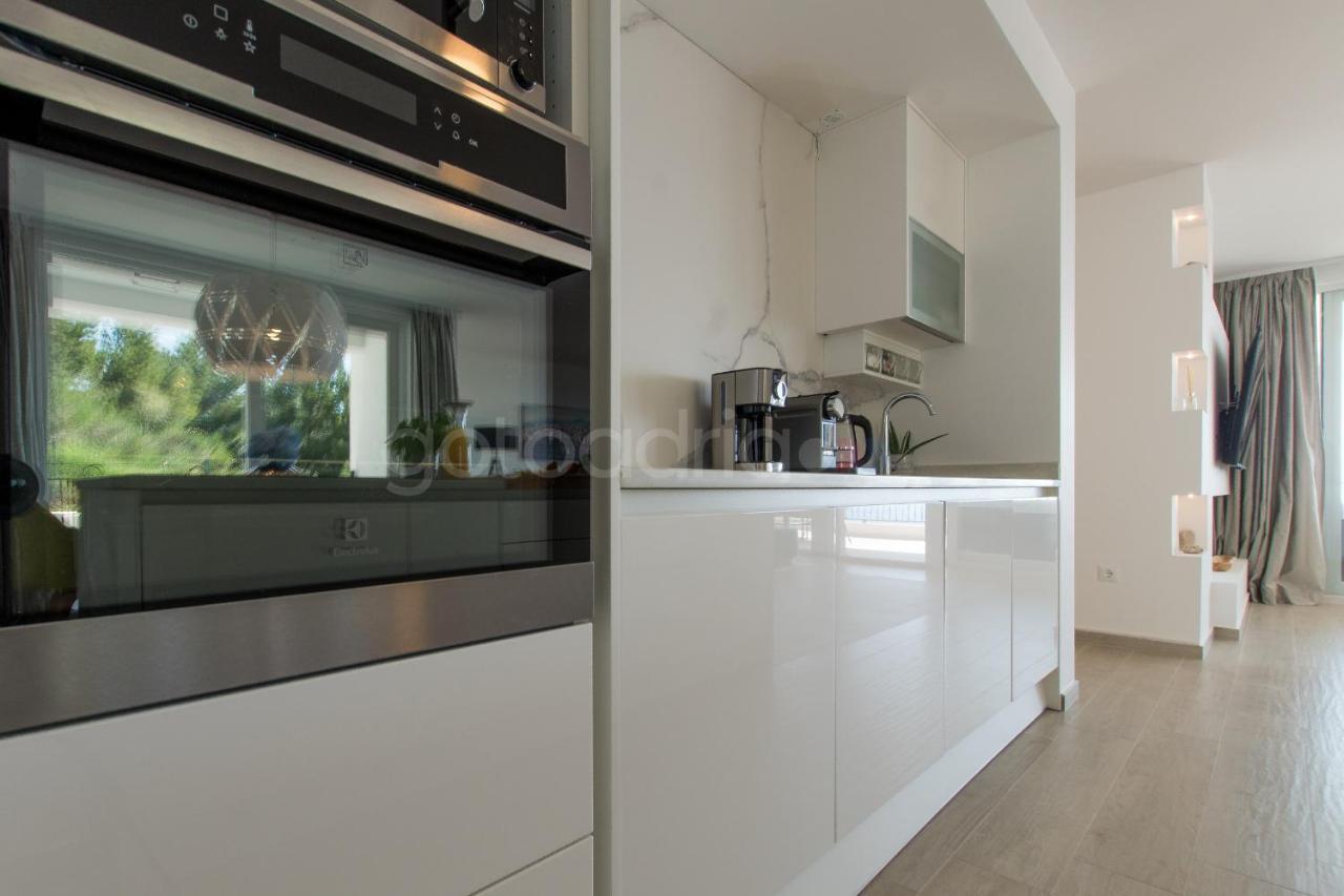Villa Smaragd - Opal - Luxury Apt With Shared Pool And Private Hot Tub Makarska Exteriör bild