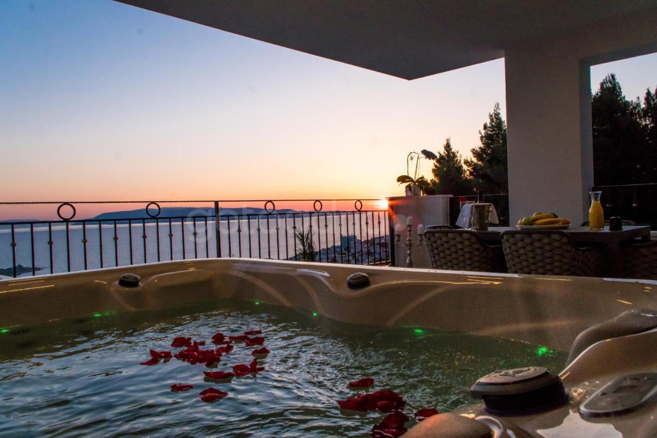 Villa Smaragd - Opal - Luxury Apt With Shared Pool And Private Hot Tub Makarska Exteriör bild