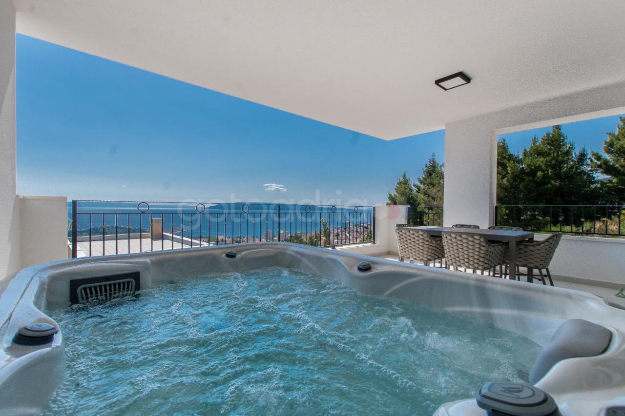 Villa Smaragd - Opal - Luxury Apt With Shared Pool And Private Hot Tub Makarska Exteriör bild
