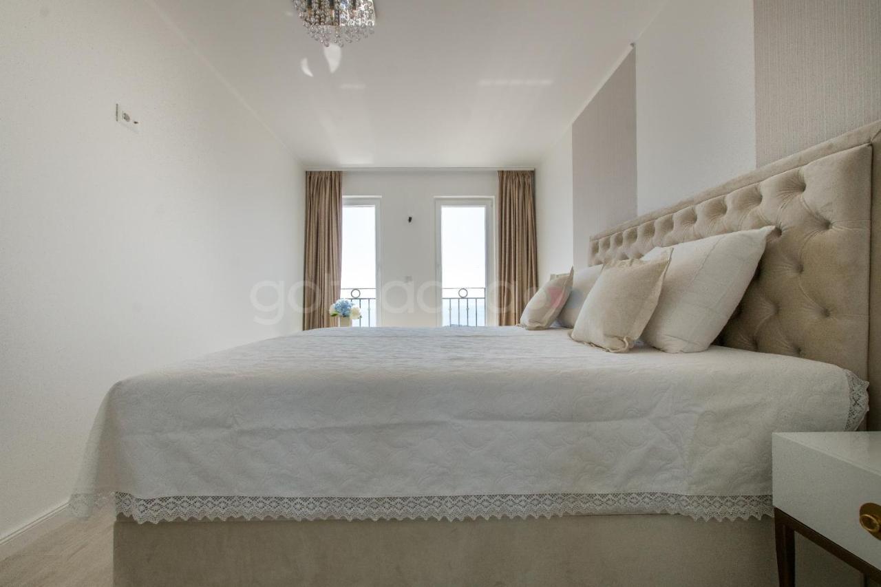 Villa Smaragd - Opal - Luxury Apt With Shared Pool And Private Hot Tub Makarska Exteriör bild
