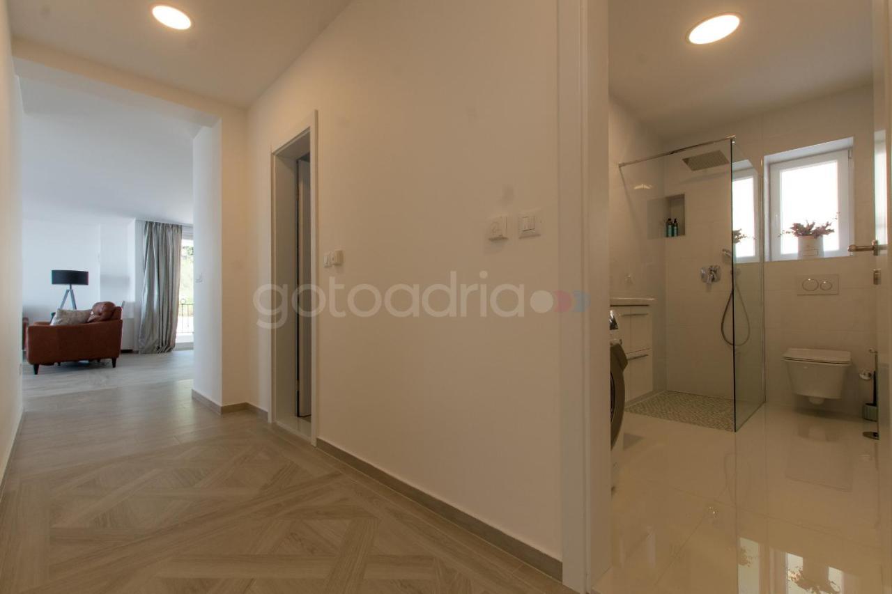 Villa Smaragd - Opal - Luxury Apt With Shared Pool And Private Hot Tub Makarska Exteriör bild