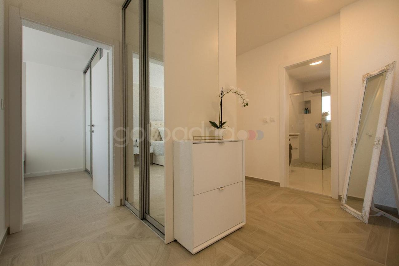 Villa Smaragd - Opal - Luxury Apt With Shared Pool And Private Hot Tub Makarska Exteriör bild