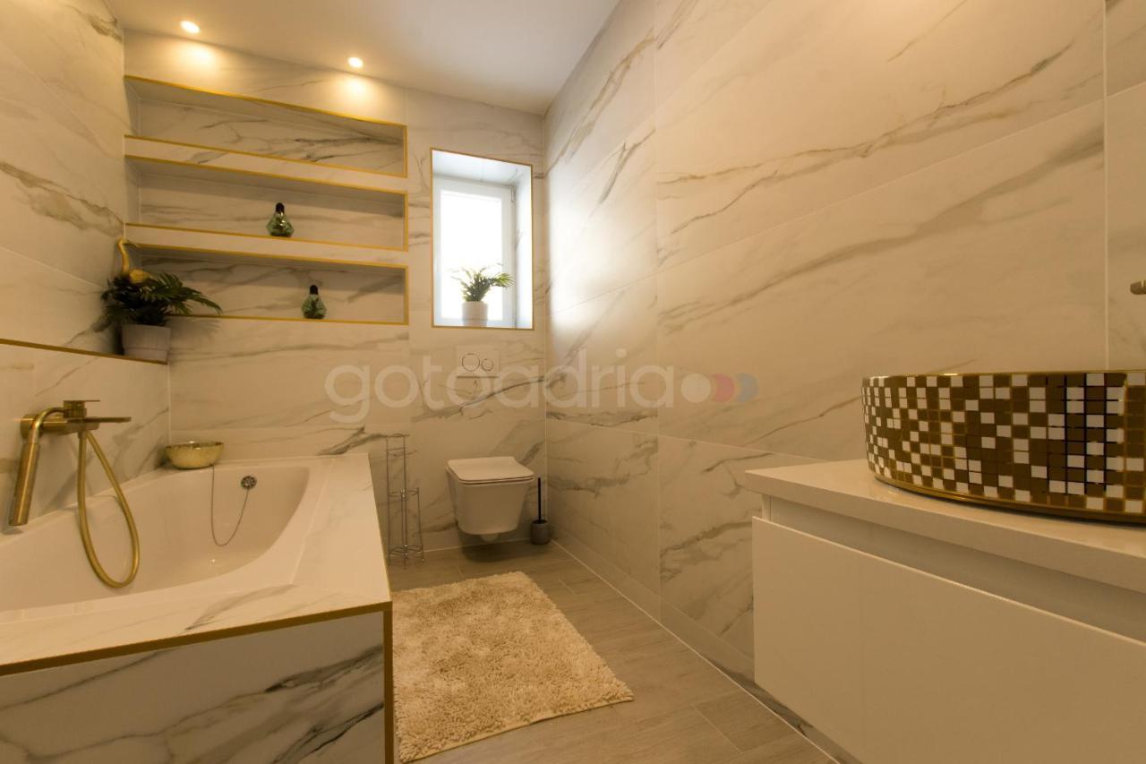 Villa Smaragd - Opal - Luxury Apt With Shared Pool And Private Hot Tub Makarska Exteriör bild