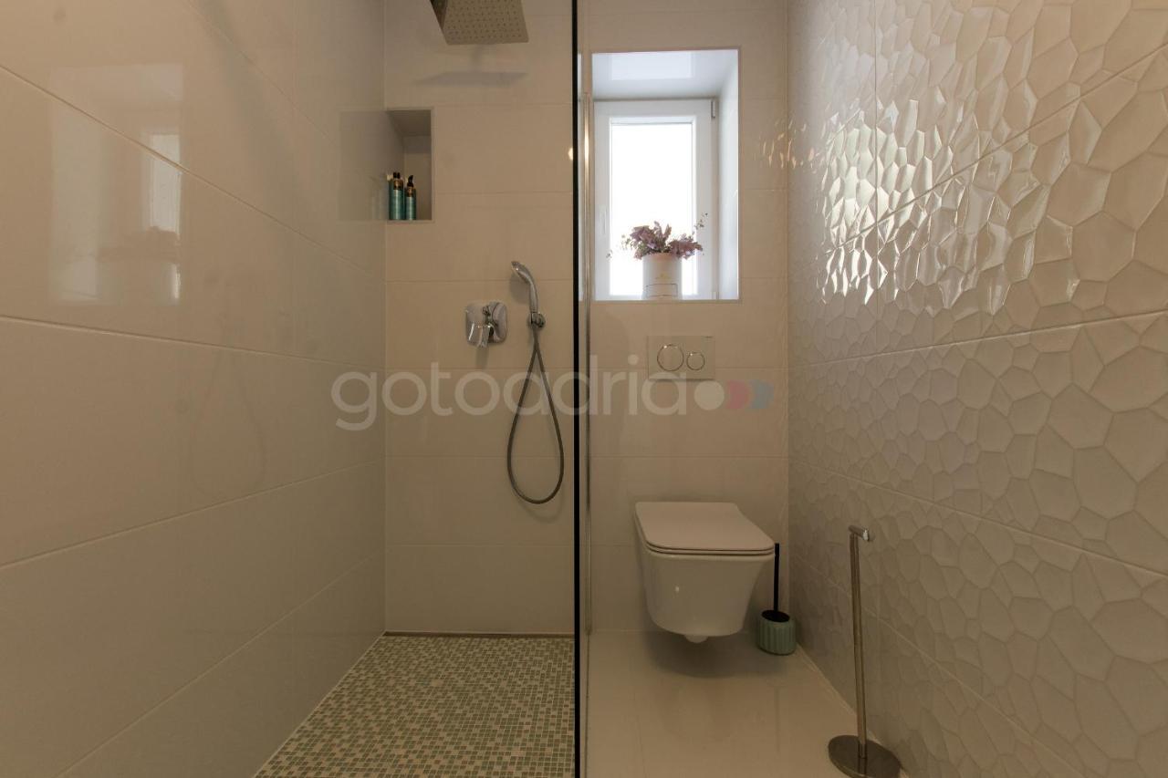 Villa Smaragd - Opal - Luxury Apt With Shared Pool And Private Hot Tub Makarska Exteriör bild