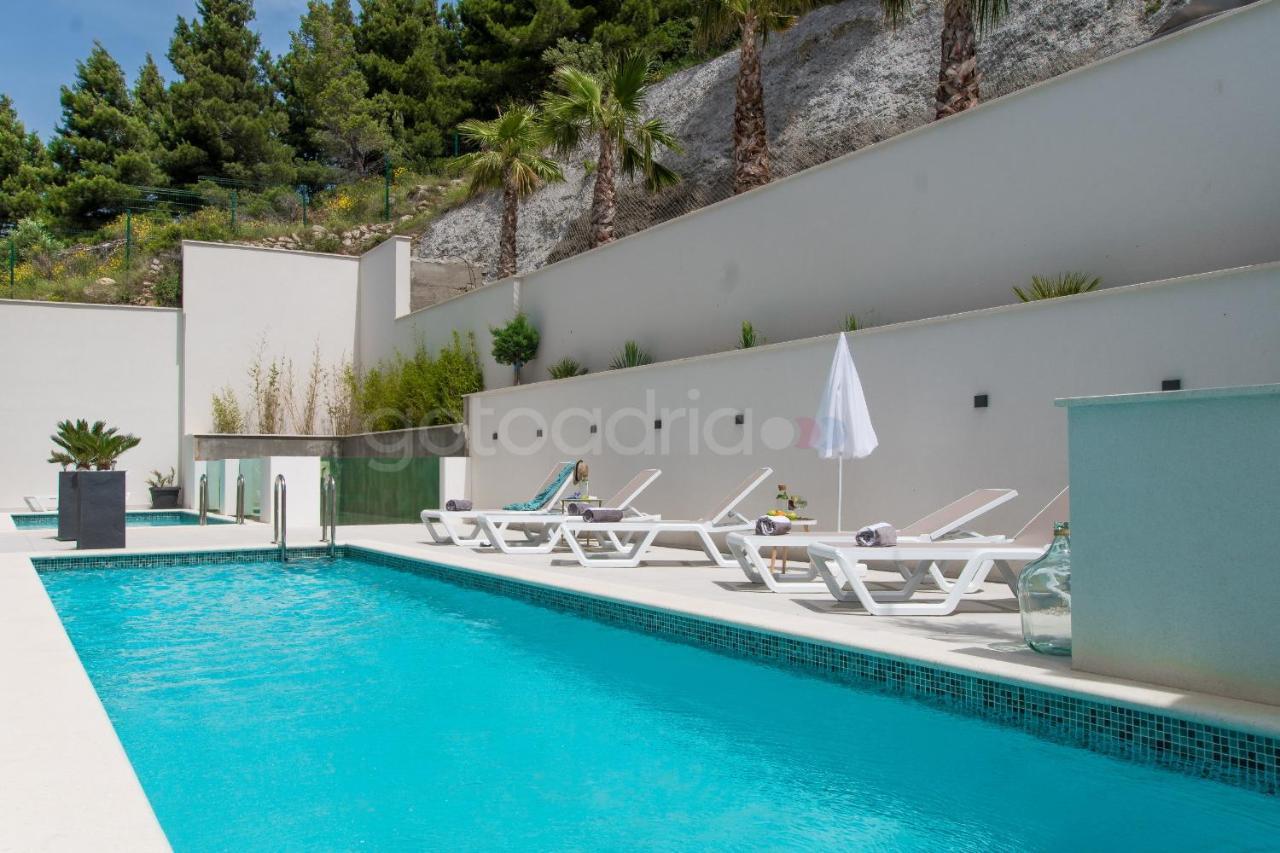 Villa Smaragd - Opal - Luxury Apt With Shared Pool And Private Hot Tub Makarska Exteriör bild