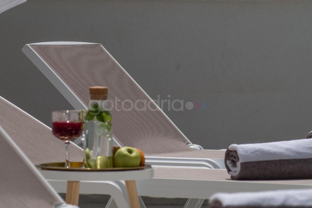 Villa Smaragd - Opal - Luxury Apt With Shared Pool And Private Hot Tub Makarska Exteriör bild