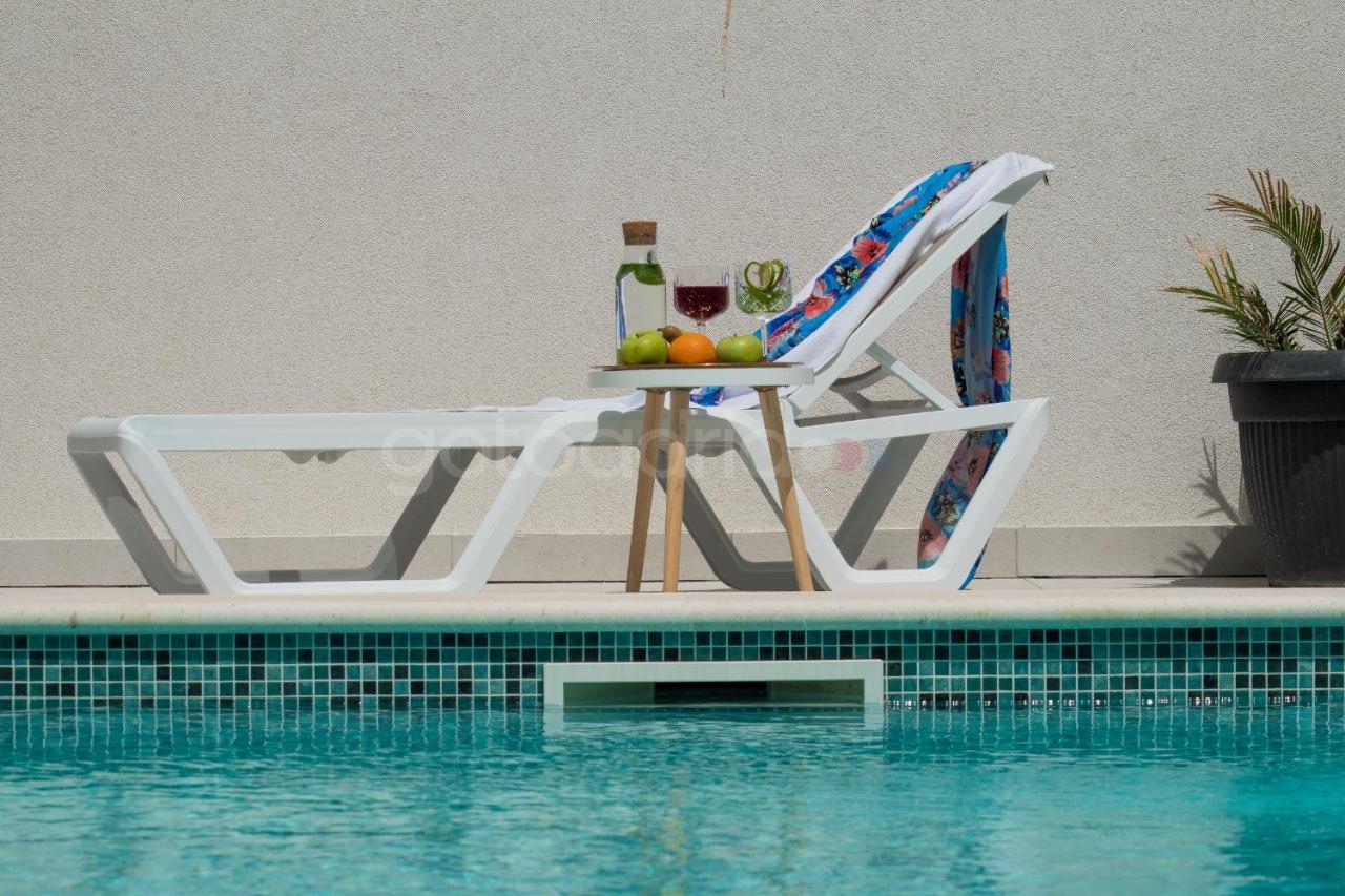 Villa Smaragd - Opal - Luxury Apt With Shared Pool And Private Hot Tub Makarska Exteriör bild