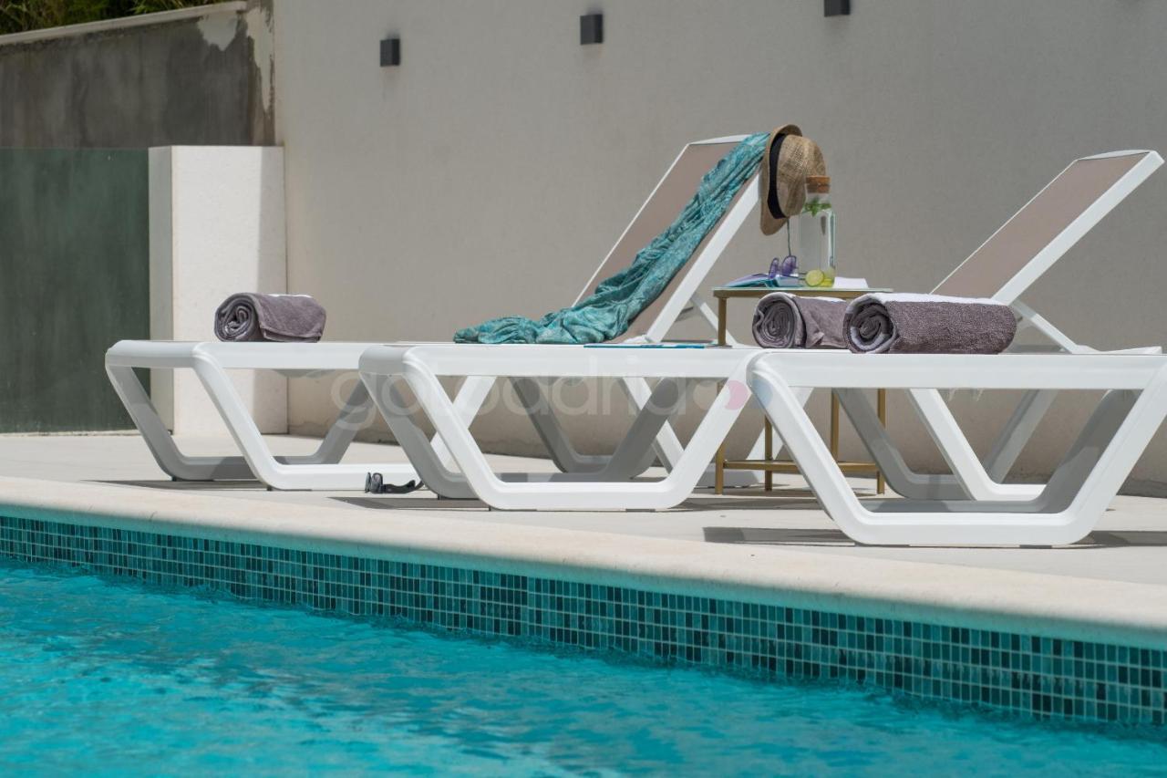 Villa Smaragd - Opal - Luxury Apt With Shared Pool And Private Hot Tub Makarska Exteriör bild