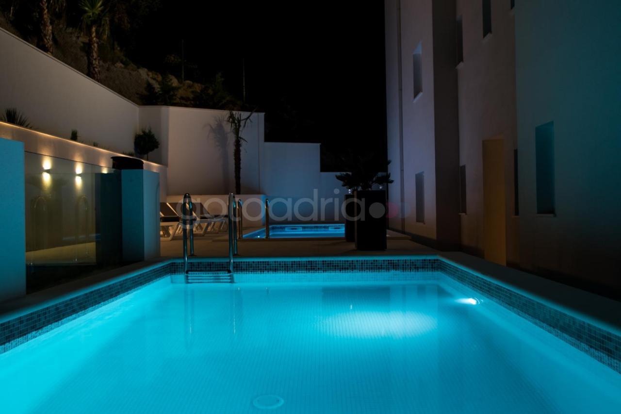 Villa Smaragd - Opal - Luxury Apt With Shared Pool And Private Hot Tub Makarska Exteriör bild